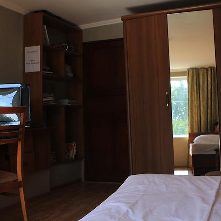 Holiday Hostel House Бишкек Экстерьер фото