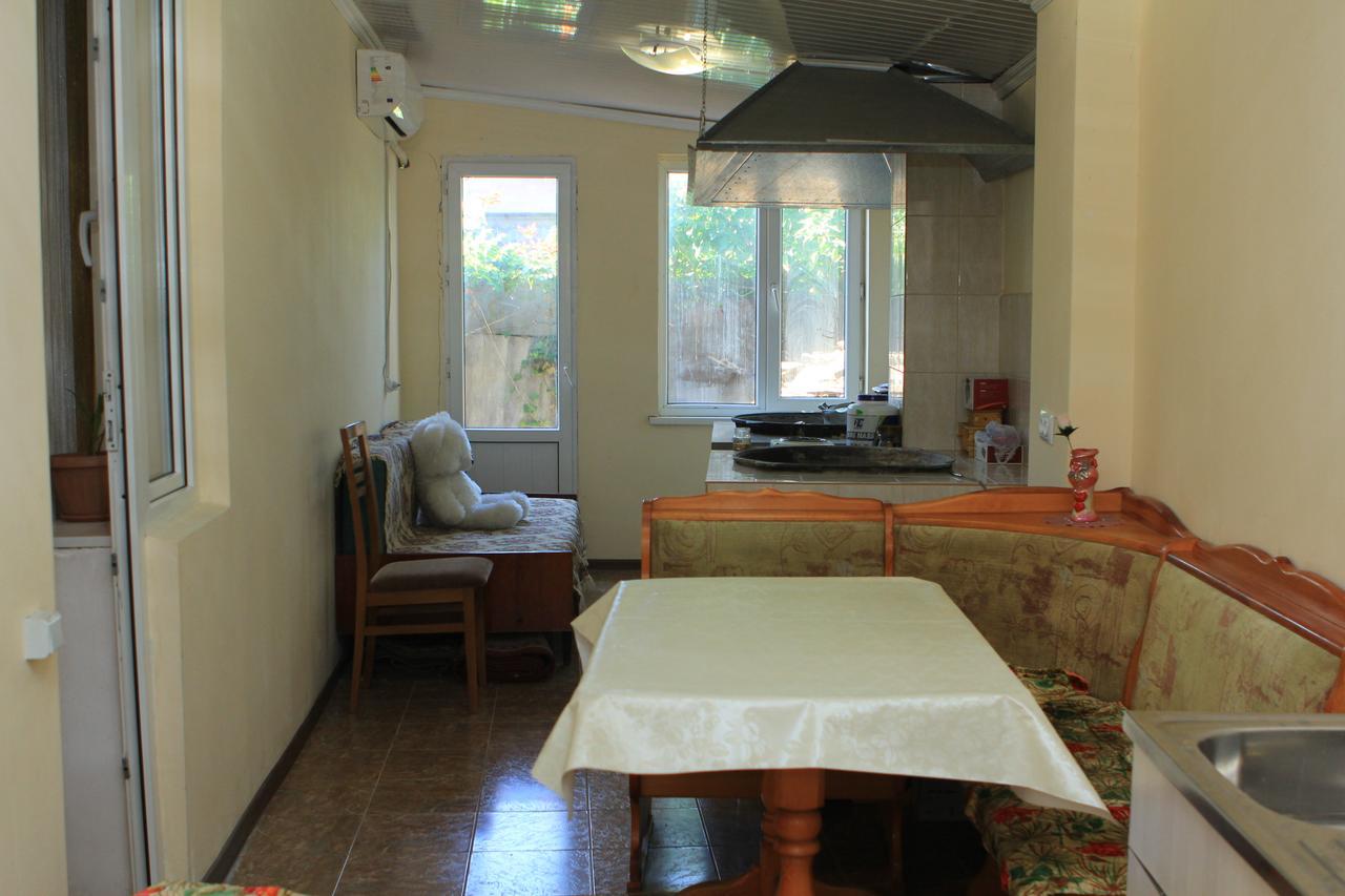 Holiday Hostel House Бишкек Экстерьер фото